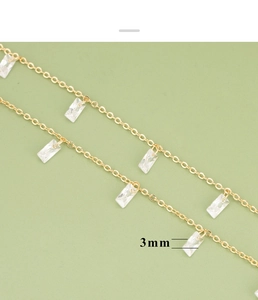 Detalle de cadena bañada en oro 18k con colgantes de circón rectangular de 3mm en verde