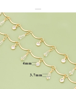 Detalle macro de cadena bañada en oro 18k con circonitas redondas y gota 3,7mm