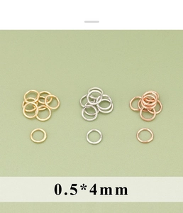Macro-opname van 0,5x4mm buigringen voor DIY-sieraden in goud, zilver en roségoud