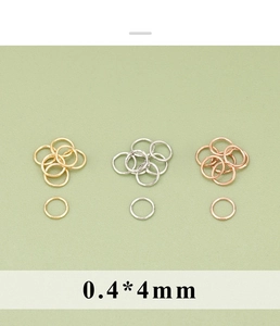 Macro-opname van 0,4x4mm ronde buigringen in goud, zilver en roosgoud voor doe-het-zelf