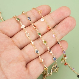 Collar de cadena chapado en oro de 18k con circonitas de colores en varias formas