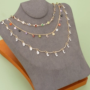 Exquisitos collares bañados en oro 18k con cristales de circón coloridos en busto gris