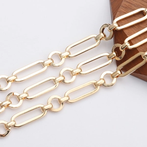 Dettaglio catena placcata oro 18K con maglie rettangolari e tonde dalla finitura lucida
