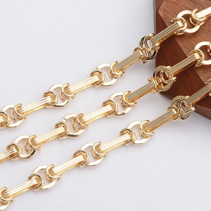 Dettaglio di una catena vintage placcata oro 18K con trame scanalate per gioielli fai da te
