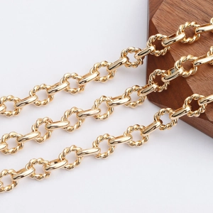 Dettaglio della catena vintage placcata oro 18K con maglie ovali lucide e a corda