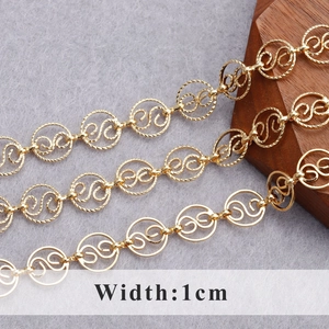 Detailansicht der 18K vergoldeten 1cm breiten Metallkette mit runden Gliedern und Struktur