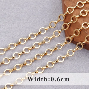 Makro-Detail einer 0,6 cm breiten vergoldeten Gliederkette für DIY-Schmuckherstellung