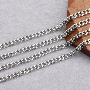 Vue détaillée de la chaîne en O aplatie argentée polie pour la création de bijoux