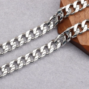 Vue macro détaillée de la chaîne en O plaquée or 18 carats sur fond en feutre gris