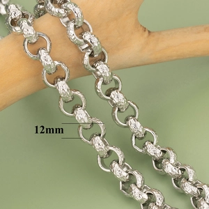 Detail einer 12 mm silbernen Metallkette mit Hammerschlag-Textur auf Holzständer