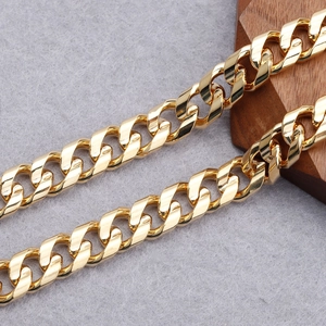 Gros plan détaillé de la chaîne à maillons ovales plats plaqués or 18 carats pour bijoux