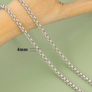 4mm Silber Hammerschlag-Kette aus 18K vergoldetem Material auf einem Holzast präsentiert