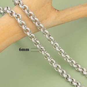 6mm silberne Hip-Hop-Kette mit Rautenmuster-Gliedern auf einem Holzast dekoriert
