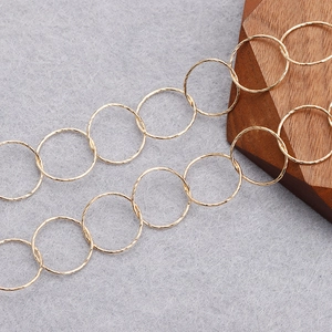 Makroaufnahme vergoldeter Gliederketten mit gedrehter Textur für DIY-Schmuck