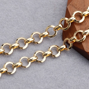 Makro-Detail einer 18K vergoldeten Rundgliederkette für DIY-Schmuckherstellung und Design