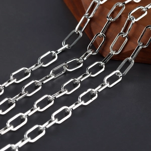 Makrodetail der polierten rhodium-beschichteten silbernen Büroklammerkette mit Gliedern