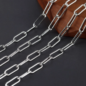 Makroaufnahme der versilberten Büroklammerkette mit hochglänzender Metallstruktur