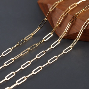 Makrodetail der hochwertigen 18k vergoldeten Paperclip-Kette für DIY-Schmuckherstellung