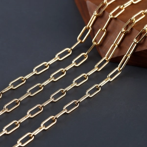 Detailaufnahme der minimalistischen 18k vergoldeten Paperclip-Kette mit polierten Gliedern
