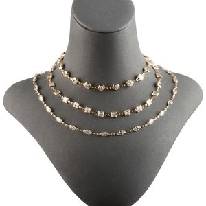 Collana a tre strati in oro con pietre di zircone tonde, quadrate e taglio marquise
