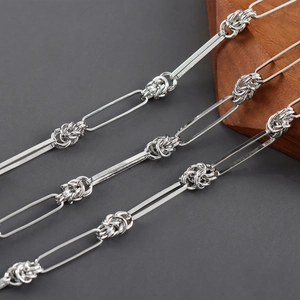 Primer plano de los eslabones rectangulares rodiados y nudos para cadenas de joyería DIY