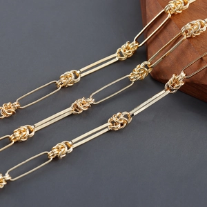 Primer plano macro de cadena de eslabones cruzados bañada en oro de 18k para joyería