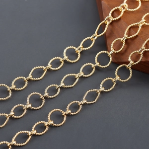 Vista macro de cadenas de eslabones retorcidos bañadas en oro 18k para joyería DIY