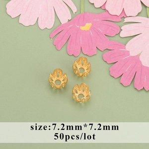 Makroansicht von 7,2 mm 18 Karat vergoldeten hohlen Perlenkappen für DIY-Schmuck