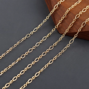 Nahaufnahme von 18k vergoldeten O-Ketten mit geprägten ovalen Gliedern für DIY-Schmuck