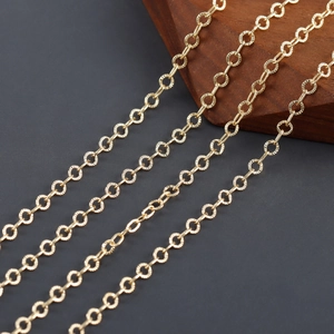 Detailansicht der 18k vergoldeten Kreuzketten mit strukturierten Gliedern für DIY-Schmuck