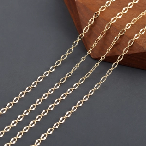 Detaillierte Nahaufnahme der 18k vergoldeten O-förmigen Lip-Kette für DIY Schmuck