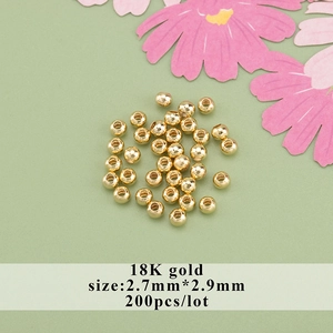 Vista dettagliata di 200 distanziatori placcati oro 18K 2,7x2,9mm per creazione gioielli