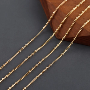 Detail einer 18k vergoldeten Gliederkette mit kleinen Perlen für DIY-Schmuck