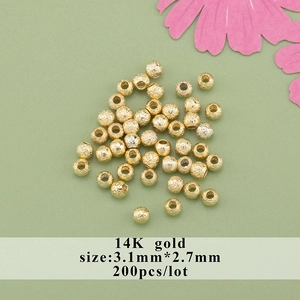 Dettaglio di perline rotonde opache placcate oro 14K da 3,1 mm per creare gioielli