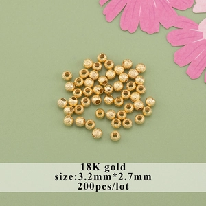 Dettaglio macro di perline distanziatrici stardust da 3,2mm placcate oro per DIY