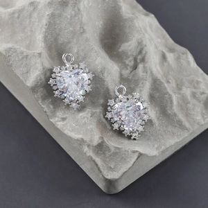 Vue détaillée de pendentifs cœur en zircon avec sertissage halo de diamants brillants