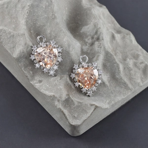Gros plan de pendentifs cœur en zircon champagne sur pierre pour bijoux DIY