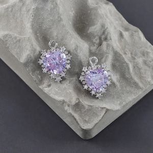 Vue macro de pendentifs cœur en zircon violet avec sertissage en argent et détails