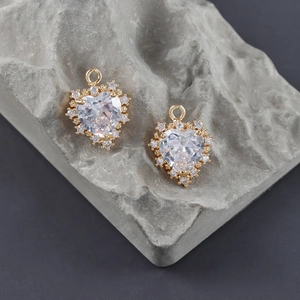 Détail macro de pendentifs cœur en zircon plaqué or 18 carats sur pierre pour bijoux