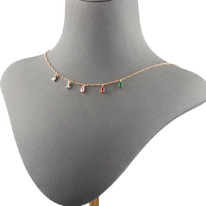 Collar chapado en oro de 18k con cinco colgantes de circonia de colores en busto