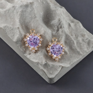 Détail de pendentifs en zircon violet en forme de cœur plaqués or 18 carats sur pierre