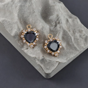 Détail de pendentifs cœur plaqués or 18k avec zircon noir et cristaux pavés