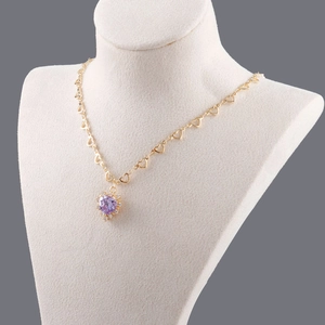 Élégant collier cœur en or 18k avec zircon violet présenté sur un buste blanc