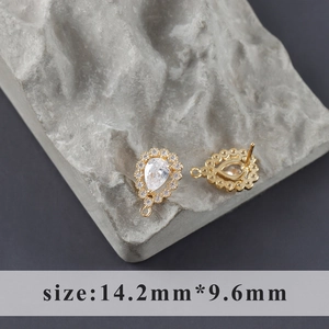 Macro detail van 18k vergulde druppeloorring met zirkoon inleg en maat 14.2mm*9.6mm