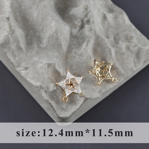 Macro-opname van 18k vergulde ster oorbellen met zirkoon, afmeting 12,4mm bij 11,5mm
