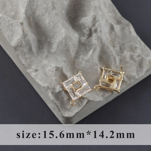 Detail van 18k vergulde vierkante zirkoon hangers met afmetingen 15,6mm x 14,2mm