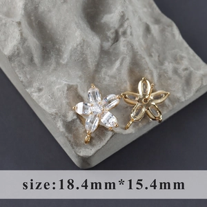 Macro-detail van 18k vergulde sterbloem oorbellen met zirkonia, grootte 18,4 x 15,4 mm
