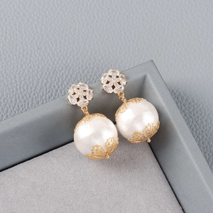 Elegante 18k vergulde sterbloem oorbellen met kristallen en hangende witte parels
