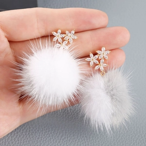 18k vergulde ster bloem oorbellen met zachte witte pluche ballen voor een lieve look
