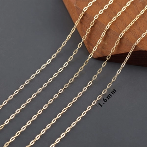 Détail macro d'une chaîne à maillons plaqués or 1,6 mm pour création de bijoux